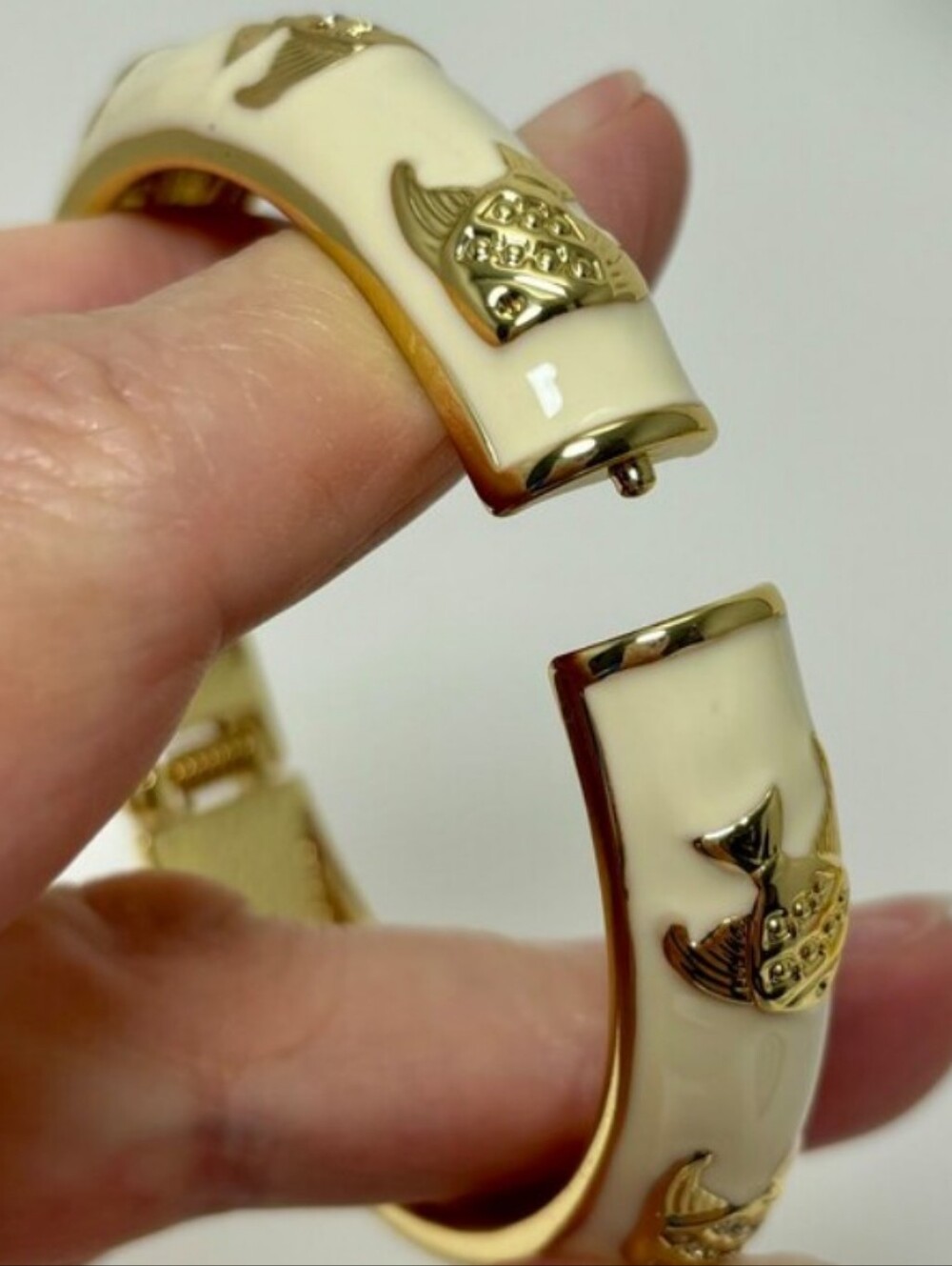 Talbots Cream Enamel Bangle with Gold Starfish Accents - Picture 4 of 7